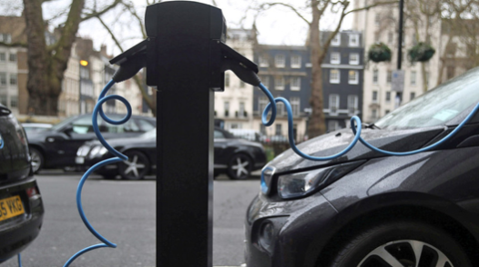 Carros elétricos podem ser carregados em parques estacionamento privados