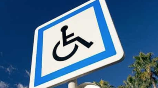 Estacionar no lugar reservado a pessoas com deficiência constitui uma contraordenação grave.